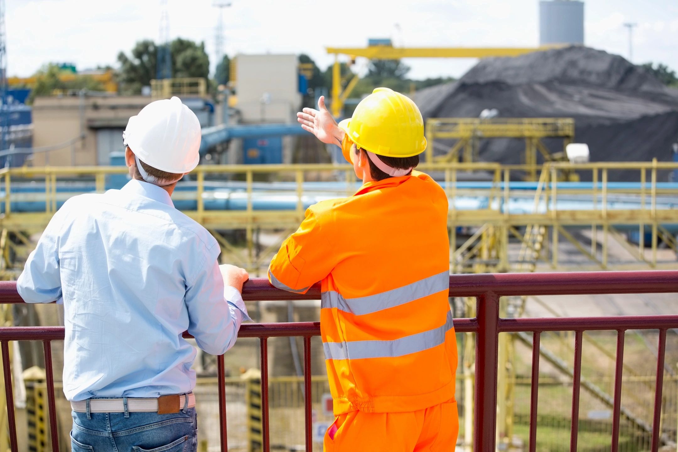 Trabajadores inspeccionando sitio industrial